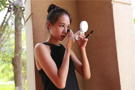 (佳丽后台补妆 只为展现更完美的自己)