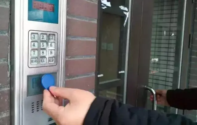 小区门禁卡5秒可复制一张 加密也能破解