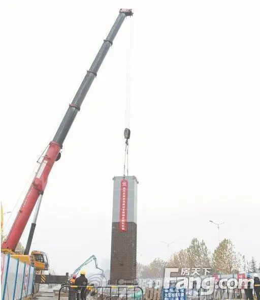 芜湖轨道交通2号线首根钢柱顺利吊装