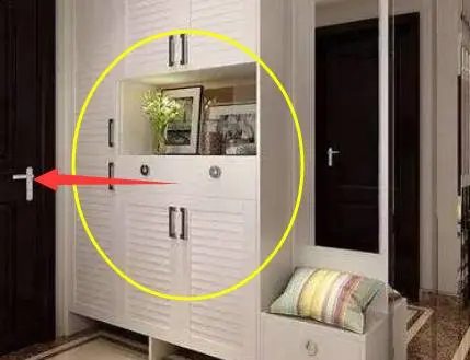 我家把玄关鞋柜这样放,师傅一看就摇头,别等到