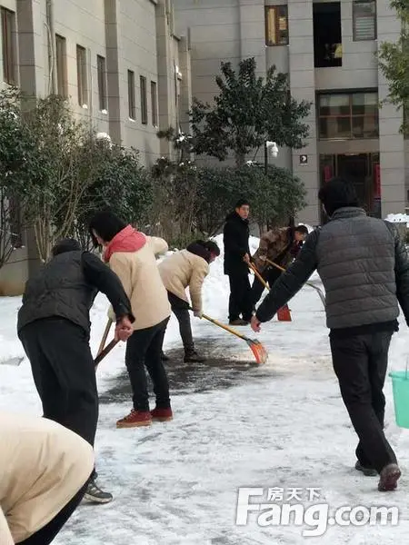 【兴合物业看不见的服务 】迎风扫冰除雪，愿您出行平安