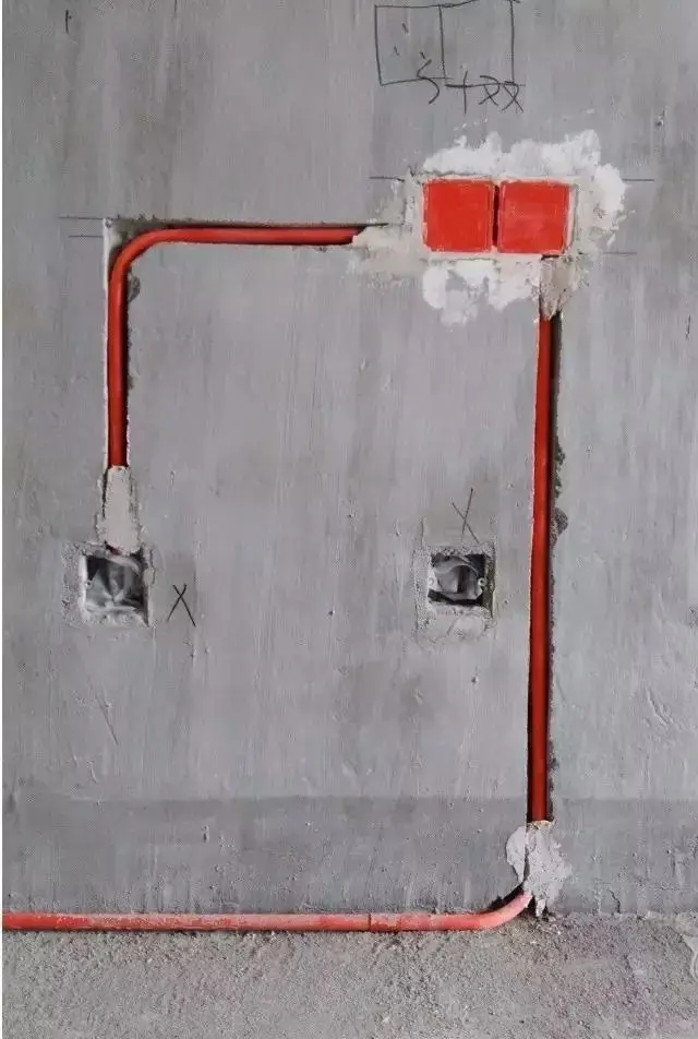 在底盒内接线,或安装开关插座,要把线梳理整齐