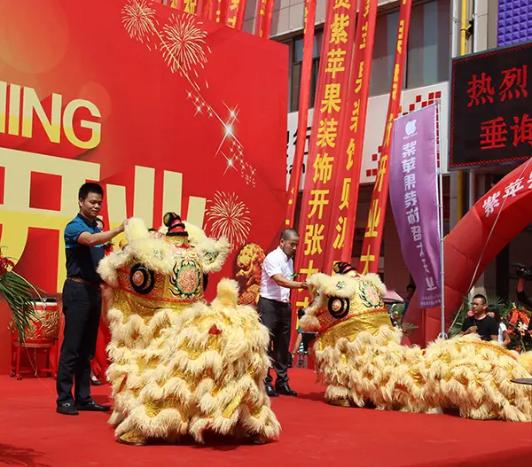 胡总和金总为舞狮点睛