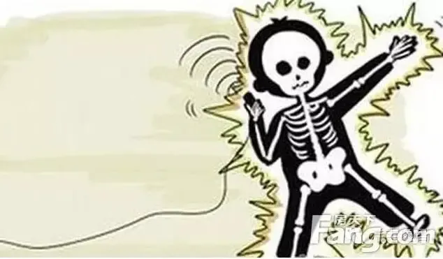 下雨天 容易出现电路浸泡后漏电,人经过的时候便有生命危险,要远离