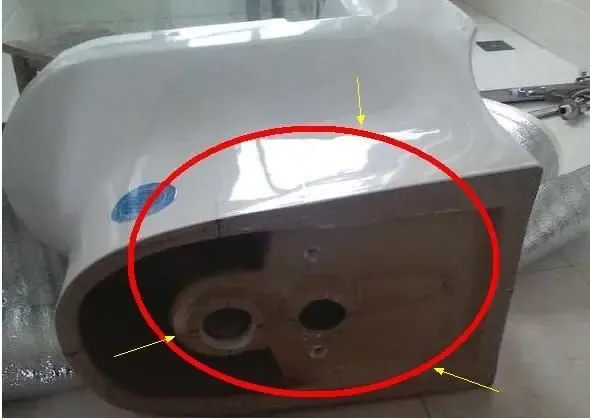 在马桶底部找到了排污口,确定了排污口的位置,再试试马桶能不能放上