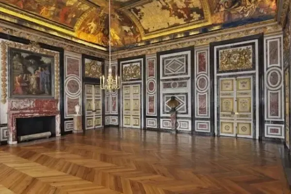 在法国凡尔赛宫的 the queens guard room,我们仍可以看到经过几个