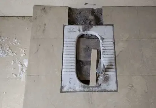 卫生间蹲便器砌地台好吗后悔没听装修师傅的话现在臭味满天飞