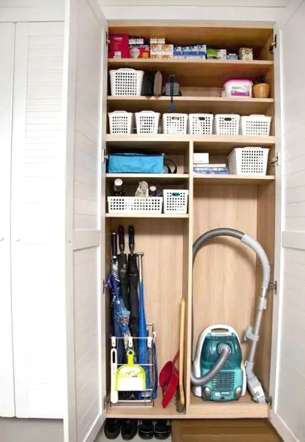 现在的新家都流行装一个清洁工具收纳柜久住不乱
