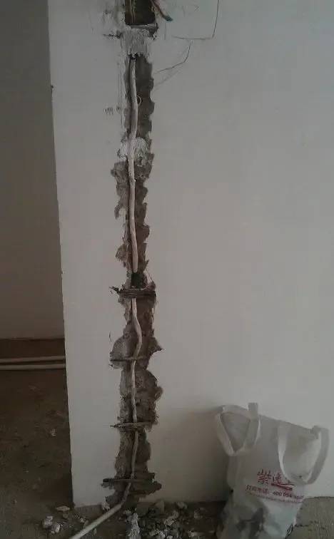 电线直接埋墙包用50年为啥邻居的装修队还要用黄腊管危害大