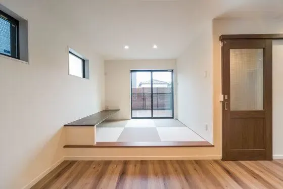 如果将榻榻米靠窗户安装的话,可以程度地满足采光和通风要求,而且视线