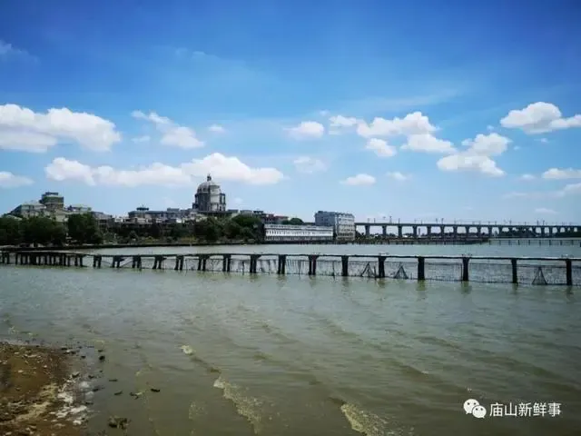 武汉再现油画般的蓝天白云美景江夏庙山汤逊湖畔风景共赏