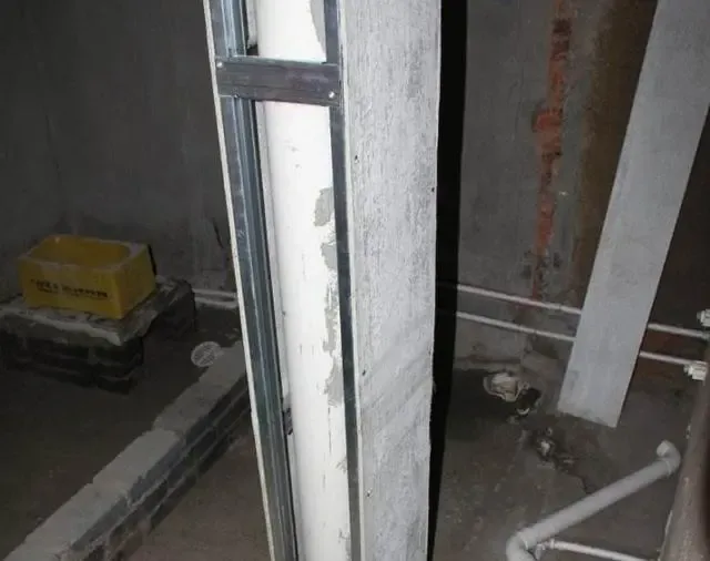 熟悉的就是用水泥板来包水管了,用这种办法的话,我们大家需要打造龙骨