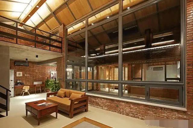 1983年农村老房子破旧漏雨,被装修改造后,竟成为亮丽乡村别