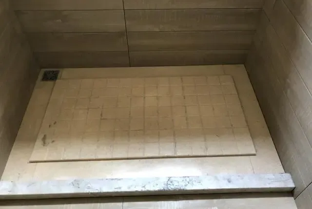 师傅给卫生间做拉槽排水我表示不理解完工看到效果我立马闭嘴