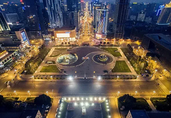 在市中心,这里既有现代高楼和地标(天府广场/339/ ifs),又有悠悠古朴